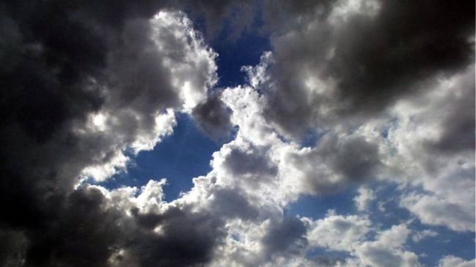 Καιρός : Συννεφιά και τοπικές βροχές – Πτώση της θερμοκρασίας