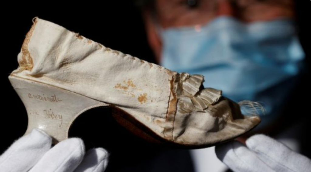 Τιμή – ρεκόρ σε δημοπρασία για το γοβάκι της Μαρίας Αντουανέτας