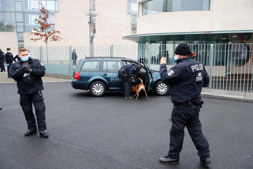 Βερολίνο : Αυτοκίνητο έπεσε στην πύλη του γραφείου της Άνγκελα Μέρκελ