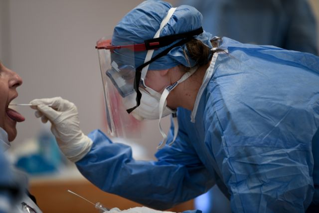 Καταγγελία ΠΟΕΔΗΝ: Ακριβότερα τα PCR και rapid test στα ιδιωτικά κέντρα