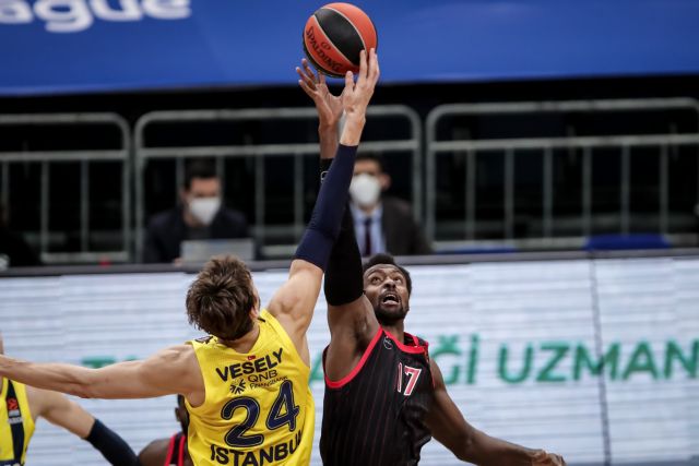 Ο Ολυμπιακός «χάρισε» στη Φενέρμπαχτσε τη νίκη