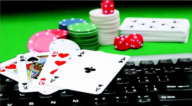 Πάτρα : Επαιζαν χαρτιά μέσα σε καφενείο – 17 συλλήψεις