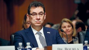 Μπουρλά για εμβόλιο : Ανεκτό σε όλους τους πληθυσμούς – Γιατί καθυστερούν οι ευρωπαϊκές Αρχές