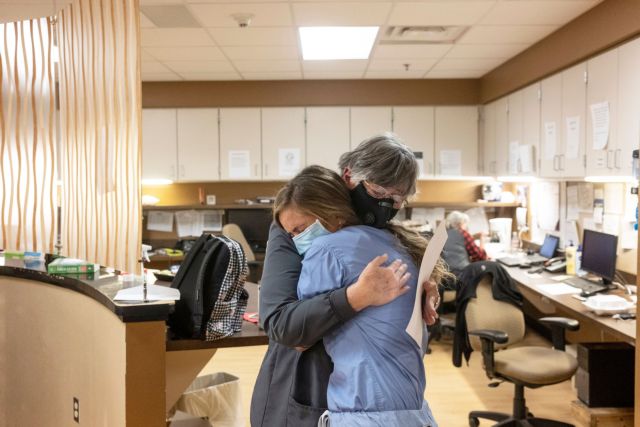 Κοροναϊός: 588 νέα κρούσματα και 70 θάνατοι – Στους 515 οι διασωληνωμένοι