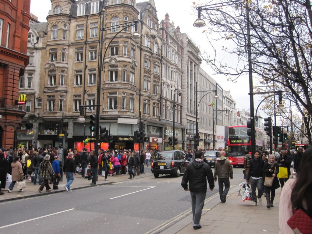 Κοροναϊός : Συνωστισμός στους εμπορικούς δρόμους του Λονδίνου