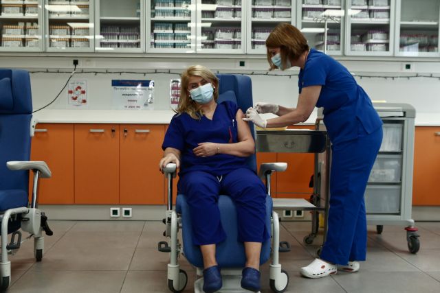 Ιστορική στιγμή: Ξεκίνησαν οι εμβολιασμοί στην Ελλάδα – Πρώτη νοσηλεύτρια του «Ευαγγελισμού» | tanea.gr
