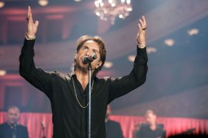 «Σπίτι με το MEGA»: O Μαζωνάκης «συστήνεται» και ξεκινάει το μεγάλο πάρτι