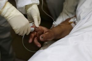 Κοροναϊός – ΗΠΑ : Η συγκλονιστική ιστορία Εβραίου εντατικολόγου που έσωσε ασθενή με ναζιστικά τατουάζ