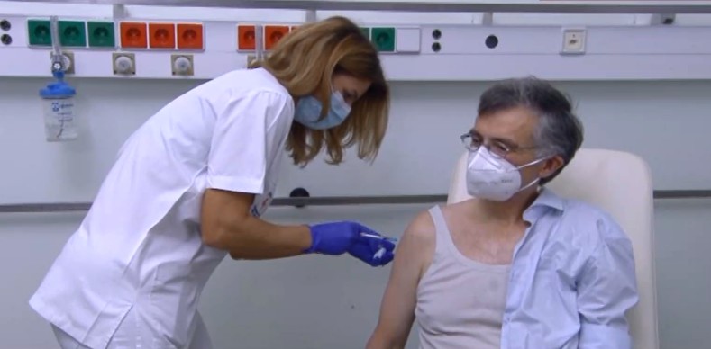 Κοροναϊός: Εμβολιάστηκε ο καθηγητής, Σωτήρης Τσιόδρας στο «Αττικόν»