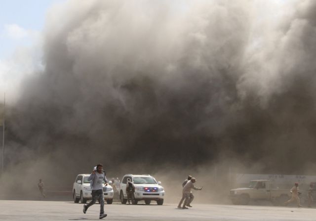 Υεμένη: Δεκάδες νεκροί και τραυματίες από την επίθεση στο αεροδρόμιο του Άντεν