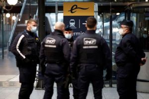 Η Γαλλία κατεβάζει 100.000 αστυνομικούς στο δρόμο την παραμονή της Πρωτοχρονιάς