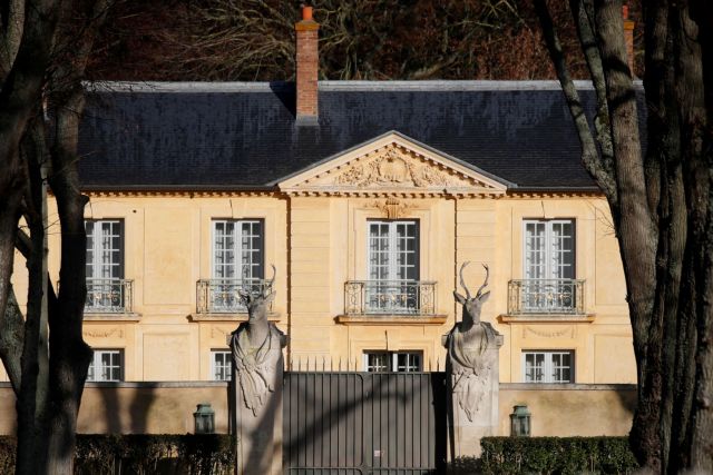 Γαλλία: Με βήχα και σημαντική κόπωση ο Μακρόν στις Βερσαλλίες