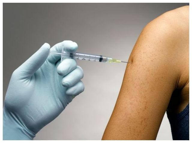 Μόσιαλος – κοροναϊός: Πόσο καιρό μετά τον εμβολιασμό θα μας προστατεύει το εμβόλιο