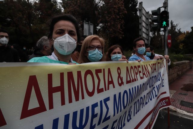 Κοροναϊός : Διαμαρτυρίες υγειονομικών στις εισόδους των νοσοκομείων σε Θεσσαλονίκη και Αττική