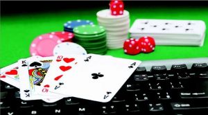 Πάτρα : Επαιζαν χαρτιά μέσα σε καφενείο – 17 συλλήψεις