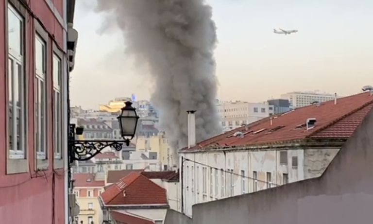 Πέντε τραυματίες από μερική κατάρρευση πολυκατοικίας στη Λισαβόνα | tanea.gr