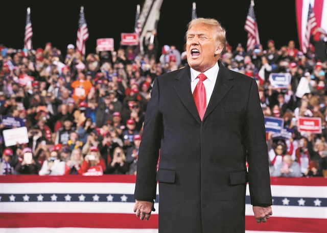 Απαλλάχθηκε, αλλά κάηκε ο Ντόναλντ Τραμπ