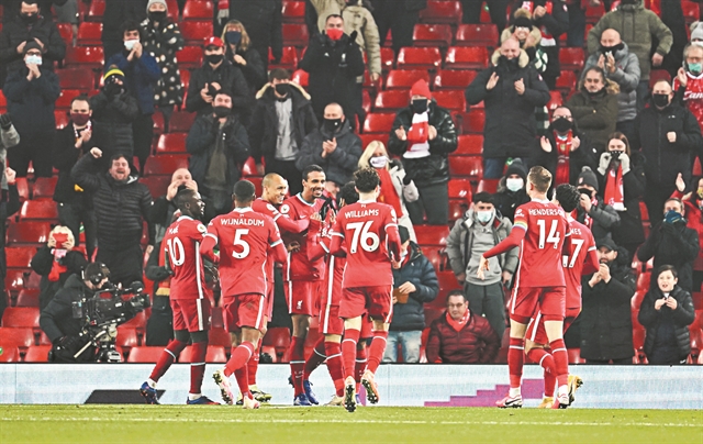 Χέρι χέρι Τότεναμ και Λίβερπουλ