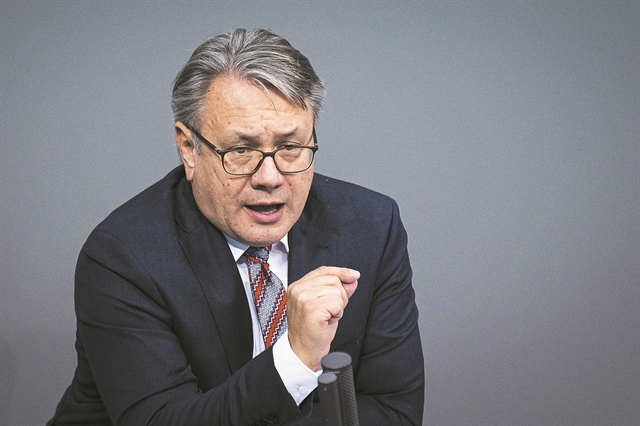 Στο φως οι μπίζνες βουλευτών στη μάχη της μάσκας για τον κορωνοϊό