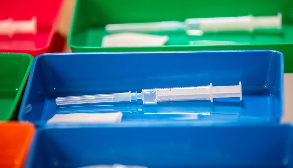 Τσιόδρας, Μόσιαλος κι άλλοι πέντε επιστήμονες απαντούν σε όλα τα ερωτήματα για το εμβόλιο