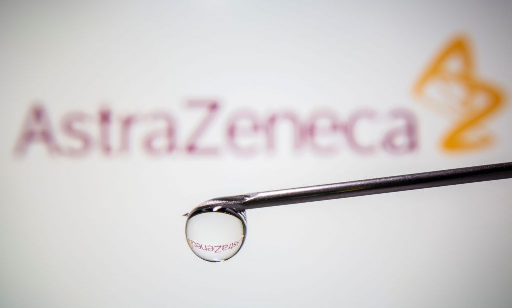 Η AstraZeneca υπέβαλε πλήρη δεδομένα στον ΕΜΑ για αδειοδότηση του εμβολίου