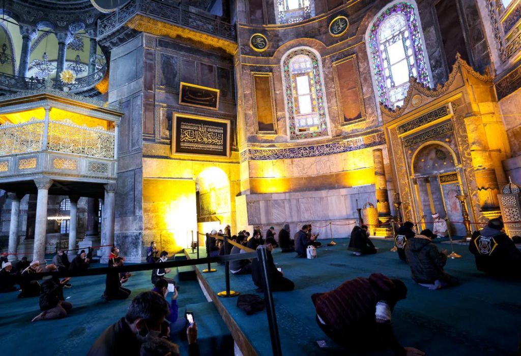 Αγία Σοφία : Τον χαβά του ο Ερντογάν –  Δώρισε πλακέτα με στίχους από το κοράνι