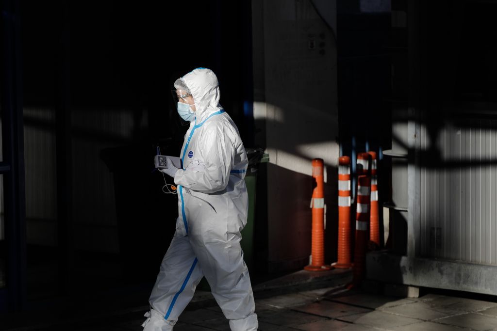 Κοροναϊός: «Κόκκινος συναγερμός» στη Δυτική Αττική