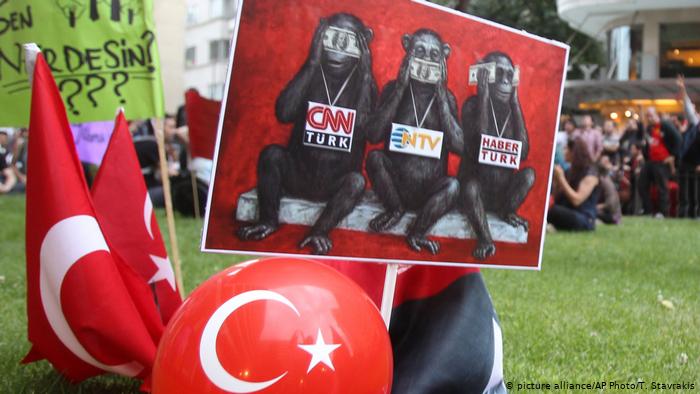 Φίμωση των ΜΜΕ καταγγέλλει η τουρκική αντιπολίτευση | tanea.gr