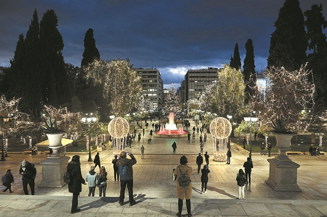 Ο άνθρωπος που φέρνει τα Χριστούγεννα στην Αθήνα