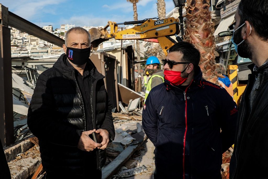 Εργασίες κατεδάφισης αυθαίρετων κατασκευών στο πλαίσιο ανάπλασης του Μικρολίμανου