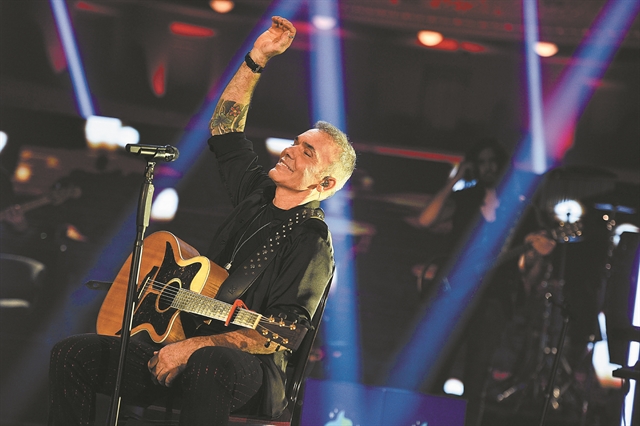 «Τραγουδάμε από ανάγκη να βρεθούμε κοντά σας»