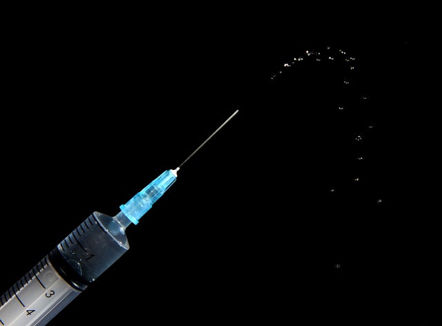 Εμβόλιο: Βασικό θέμα συζήτησης στην Ελλάδα – Τι λέει ο κόσμος στο MEGA