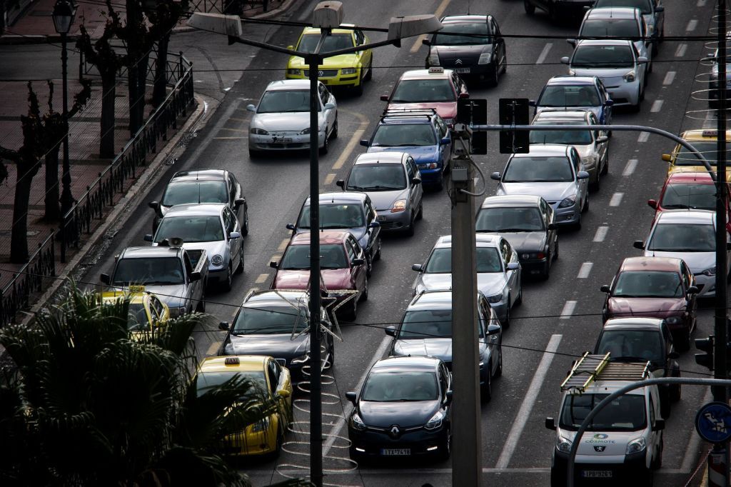 Μποτιλιάρισμα στη λεωφόρο Αθηνών μετά από σύγκρουση οχημάτων