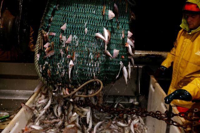 Bloomberg : Η Ε.Ε. απέρριψε τη νέα προσφορά του Λονδίνου για την αλιεία