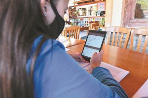 Επιταγή 200 ευρώ για υπολογιστή σε 560.000 νέους