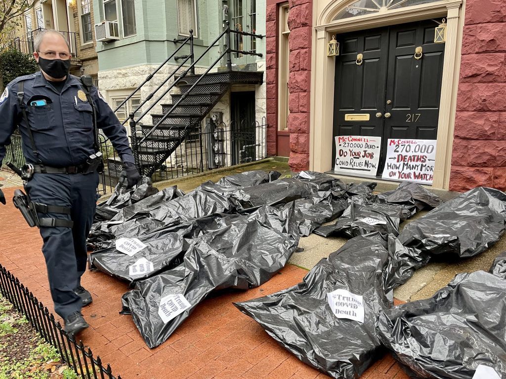 ΗΠΑ : Ακτιβιστές αφήνουν σακούλες με «σορούς» έξω από το σπίτι του ηγέτη της Γερουσίας