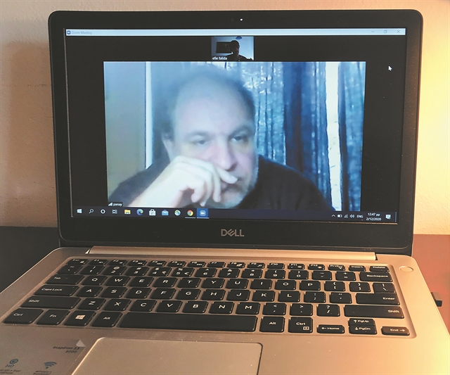 «Σκηνοθετούμε τον εαυτό μας ως αθάνατο»