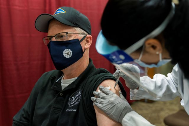 Κοροναϊός : Εμβολιάστηκε on camera ο υπουργός Άμυνας των ΗΠΑ