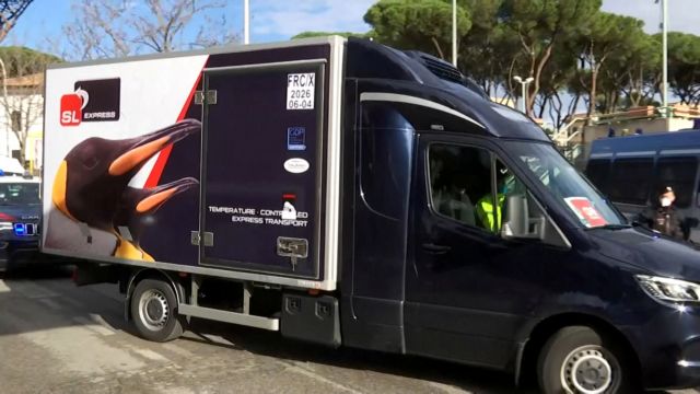 Σε νοσοκομείο της Ρώμης έφτασαν τα πρώτα εμβόλια