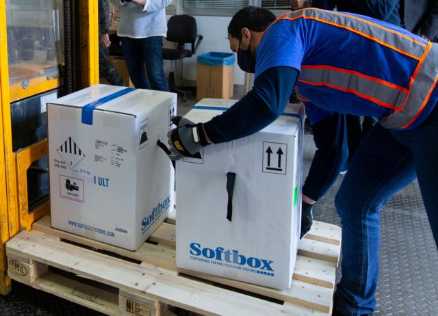 Το MEGA στο εργοστάσιο της Pfizer – Βήμα βήμα η παραγωγή και συσκευασία του εμβολίου