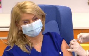 Greece begins COVID-19 vaccination with top officials as nearly 10,000 Pfizer vaccines trickle in