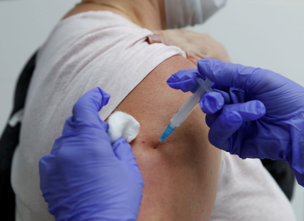 Ηλίας Μόσιαλος : Εμβολιασμός και άτομα με υποκείμενα νοσήματα