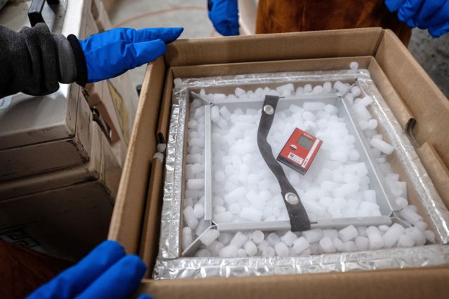 Κοροναϊός : Mε ειδική πτήση φτάνουν σήμερα στην Αθήνα 83.850 δόσεις του εμβολίου