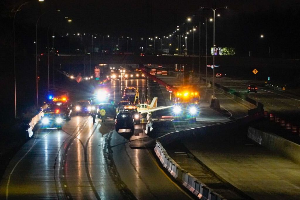 Αεροπλάνο χτύπησε αυτοκίνητο σε αυτοκινητόδρομο της Μινεσότα