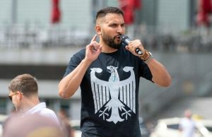 Ο ακροδεξιός «βασιλιάς των χορτοφάγων», η «κομμουνίστρια» Μέρκελ και οι «ψεκασμένοι»