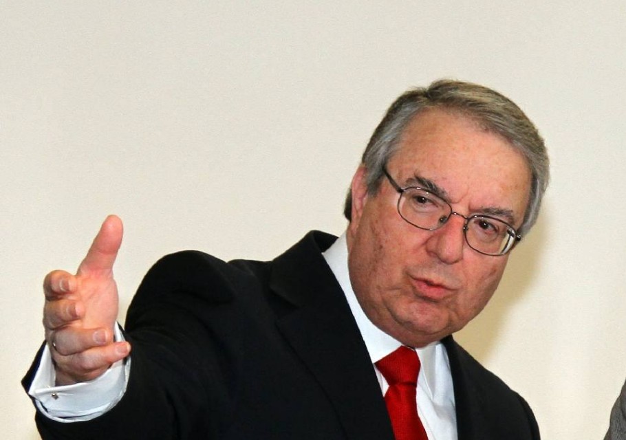 Μπαμπινιώτης : Πρόκληση γλωσσική και το Merry Christmas