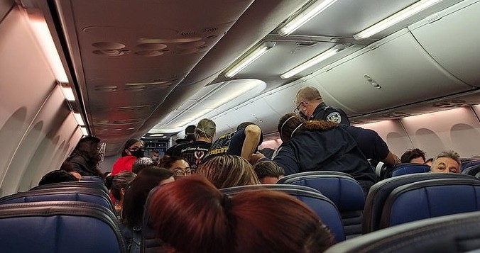 Κοροναϊός : Επιβάτης αεροπλάνου απέκρυψε ότι ήταν θετικός στον ιό – Πανικός όταν πέθανε εν πτήσει