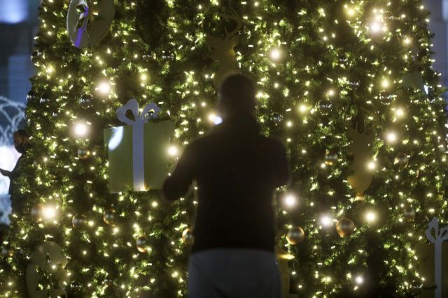 Χριστουγεννιάτικη η πλατεία Ομονοίας: Φωταγωγήθηκε το δέντρο δίπλα στο σιντριβάνι