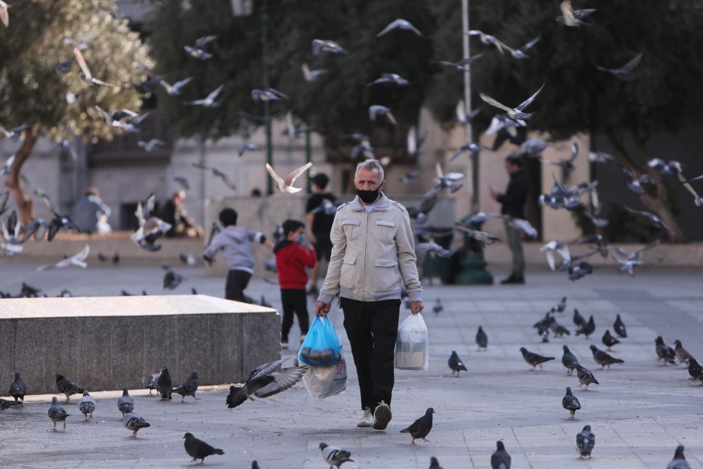 Κοροναϊός : Μεγάλη η διασπορά σε 50 περιοχές – Γιατί ανησυχεί ο καθηγητής Τσιόδρας