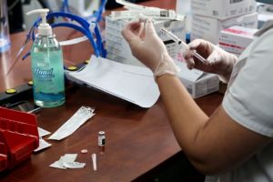 Ηλίας Μόσιαλος: Εμβόλιο Pfizer και αλλεργίες